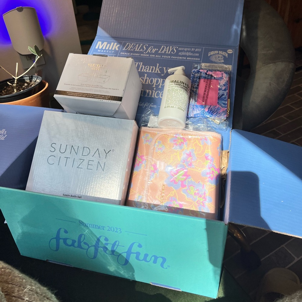 2023 Fabfitfun Summer Box